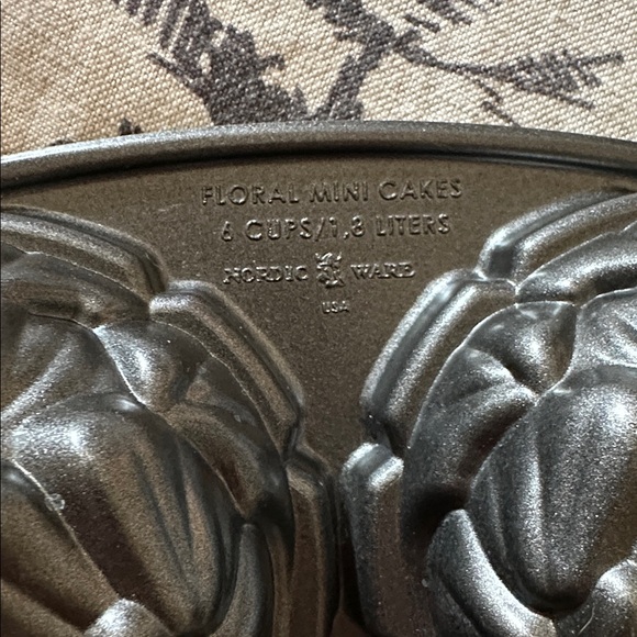Nordic Ware Floral mini cakes pan - Picture 2 of 3